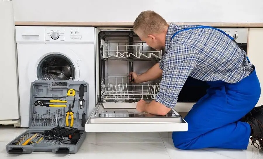 Adapazarı Liebherr servisi teknisyen ekibi beyaz eşya tamiri yaparken
